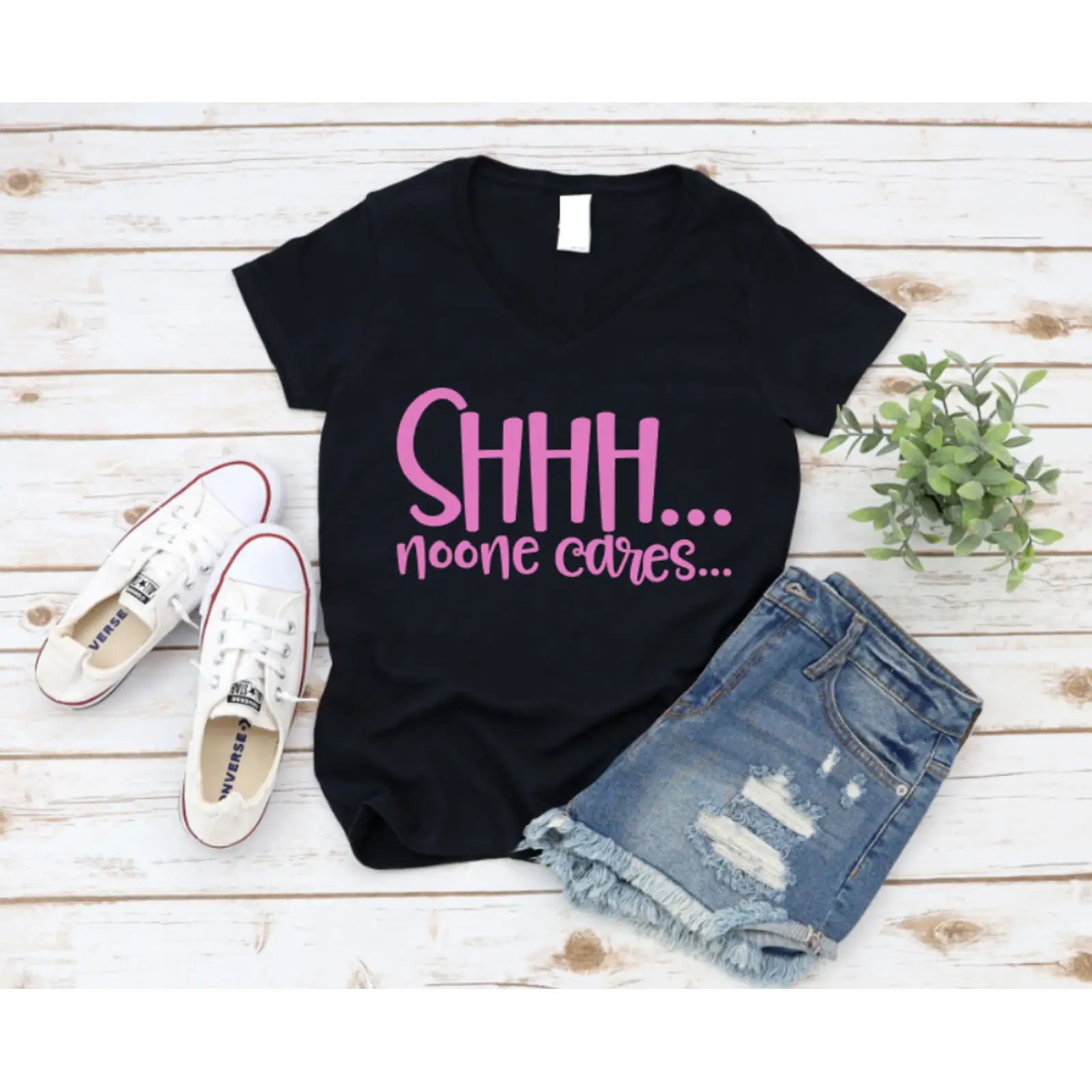 Black t shirt with pink text ' - On Sneaker Care 评论和价格